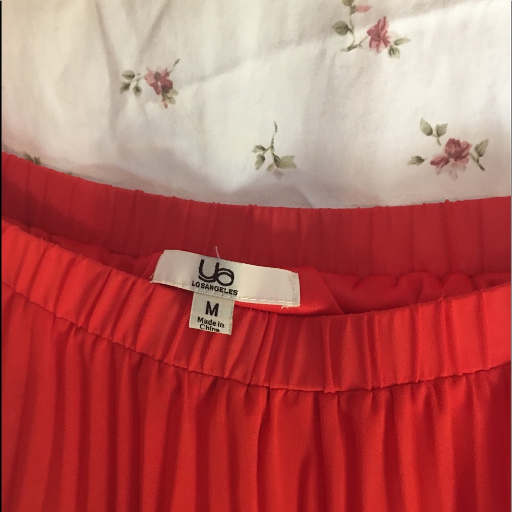 Aww sw n Beautiful long red Flowey pleated skirt
